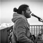 Insegno la tecnica specifica per quanto riguarda le posizioni e la teoria, trasmetto la capacità di accompagnarsi ad orecchio per quanto riguarda la ritmica. Ho un repertorio vastissimo e mi dedico all'insegnamento di diversi generi, in particolare il pop