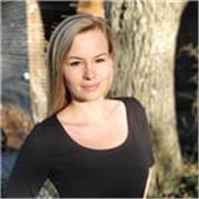 Promovierte Chemikerin mit Freunde am Erklären