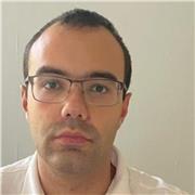 Personal Trainer e studente di scienze motorie impartisce sessioni di coaching online di fitness e di fitness funzionale