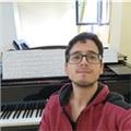 Profesor de piano y lenguaje musical, con grado en educación primaria en la especialidad de música y título superior de piano