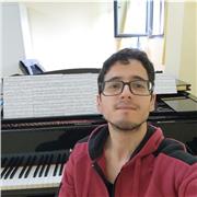 Profesor de piano y Lenguaje Musical, con Grado en Educación Primaria en la especialidad de Música y Título Superior de Piano