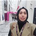 Çevrimiçi ilköğretim (1-8.sınıf) öğrencilerine matematik dersi veren öğretmen.
