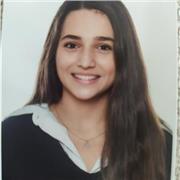 ESTUDIANTE QUE ENSEÑA NIÑOS A HABLAR INGLES