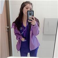 Estudiante de nutrición y dietética enseña a niños de todas las edades química general, química orgánica