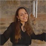 Studentessa universitaria che offre aiuto compiti per bambini di elementari e medie e lezioni di italiano agli stranieri. 