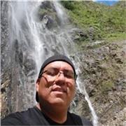 Profesor de asesoramiento y guía en el curso de matemáticas para niños en etapa escolar