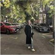 Extrovetida, paciente, serena, simpática, amable, empatica, perfeccionista y risueña.