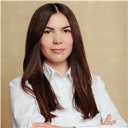 C1-level English tutor with experience teaching students aged 10–18 offers private online English lessons.