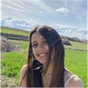 Mujer joven que adora trabajar y enseñar niños 