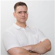 Profesor graduado en Derecho con Máster en Asesoría Jurídica de Empresa y experiencia en preparación de oposiciones.