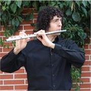 Graduado en Música en la especialidad de Flauta travesera ofrece clases a nivel de iniciación, elemental y profesional