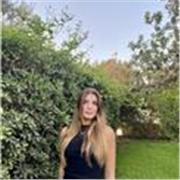 Studentessa universitaria impartisce lezioni di inglese per studenti dalle elementari al liceo