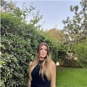 Studentessa universitaria impartisce lezioni di inglese per studenti dalle elementari al liceo