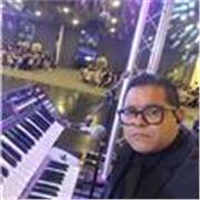 maestro de piano , guitarra y percussion