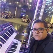 maestro de piano , guitarra y percussion
