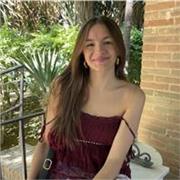 Profesora de química imparte clases a todas las edades