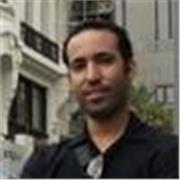 Nativo árabe y graduado en Filología Inglesa con estudios en Bélgica. Años de experiencia a todos los niveles