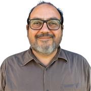 Profesor de Filosofía con más de 20 años de experiencia, apasionado por despertar en los jóvenes el gusto por pensar, cuestionar.