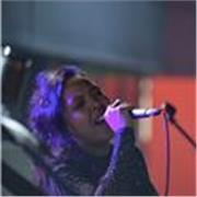 Chanteuse passionnée, souhaitant partager mon énergie au service de votre passion : le chant !