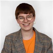 Studentin mit bietet Englisch Nachhilfe für Klasse 1-13 und für Erwachsene an. Präsenz in Köln und auch Online-Unterricht