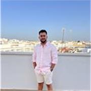 Profesor de deportes con el grado de educación primaria recién realizado