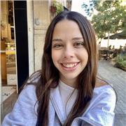 Profesora joven, 15 años. Buena explicadora, con pasiencia y habilidades en enseñar