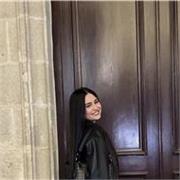 Me defino como alguien dinámica y que se adapta muy bien. Le daré clases a quien las necesite ya sea que esté empezando o no.