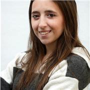 Profesora de apoyo escolar para ayudar con deberes