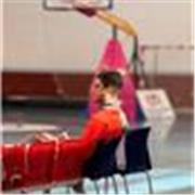 Desarrollador enseñando lógica y programación a estudiantes atascados.