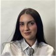 Profesora de dibujo, ilustración, ilustración de moda y diseño con formación en Diseño y Máster de Profesorado