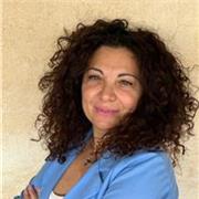Scrittrice, insegna italiano ai ragazzi delle scuole medie