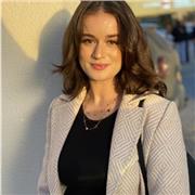 Sabrina, votre guide personnel vers la maîtrise de l'anglais, où le fun et l'apprentissage sont toujours au rendez-vous!