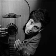 Un chanteur polyvalent et talentueux avec 7 ans d'expérience professionnelle