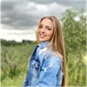 Ragazza con diploma Liceo scientifico 100/100