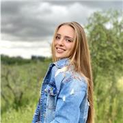 Ragazza con diploma Liceo scientifico 100/100