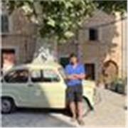 Profesor bilingüe de inglés y español, con dominio nativo de ambos idiomas. Criado en un entorno académico británico. 