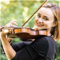 Profesora de violín imparte clases para todos los niveles