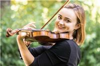 Profesora de violín imparte clases para todos los niveles