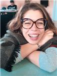Studentessa universitaria di lingue impartisce ripetizioni sia in presenza che online