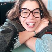 Studentessa universitaria di lingue impartisce ripetizioni sia in presenza che online