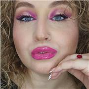 Ciao, sono una pro make up artist da oltre 10 anni e mi occupo del mio lavoro a 360 gradi, amo insegnare e sono qui per te!