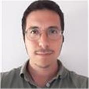 Profesor graduado en Psicología listo para dar clases.