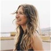 Profesora versátil con experiencia en ciencias ambientales, inglés y bienestar, ofrece clases adaptadas a todas las edades. 