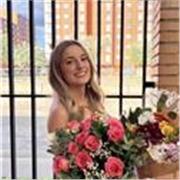 Tengo certificado mi inglés con un C1 de Cambridge. Actualmente estoy en un grado universitario, pero podría dar clases a niños de hasta 11 años