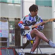 I studied Popular Music in university and composition in graduate school. I can teach guitar by combining various knowledge.