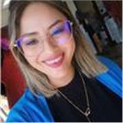 Profesora de español imparte clases a niños, jóvenes y adultos