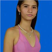 Profesora de educación física imparte clases a niños de 0-12 años