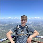 Soy un chico joven con un nivel B2 - C1, que podría dar clases desde A2 hasta B1