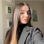 Me defino como una persona empatica, sociable y trabajadora, que quiere ayudar a los demás. 
Clases a niños de Infantil/Primaria