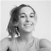 Profesora de inglés imparte clases a alumnado de todas las edades (primaria, secundaria, bachillerato y universidad, adultos)